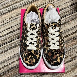 BNIB Lilly Pulitzer Hallie Sneaker. Fun print!!